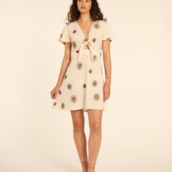 Vestido corto con falda de vuelo y anudado al pecho con bordado de margaritas PEPALOVES 111461