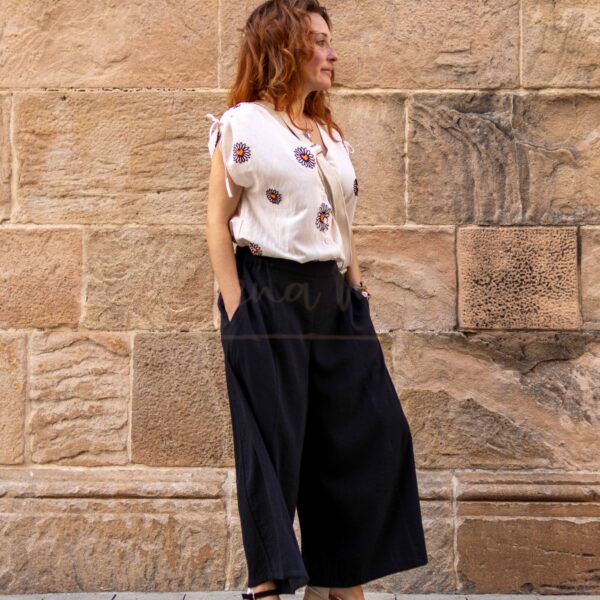 Pantalón tipo culote de corte fluido, lleva elástico en la parte de atrás de la cintura, con bolsillos 111431