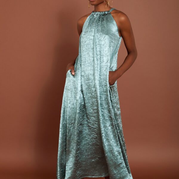 Vestido en tejido satinado metalizado. cuello halter y lazo.