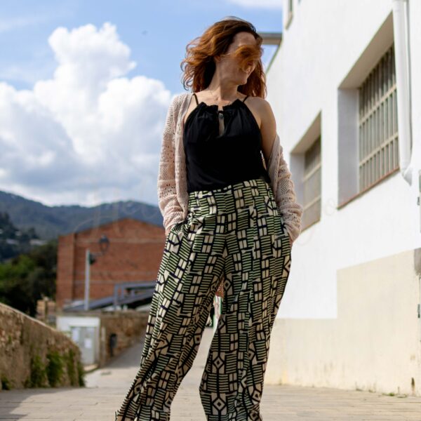 Top de viscosa con estote halter y corte recto. Prenda con una gran versatilidad gracias a su escote reversible. POEMS PS642 BETA