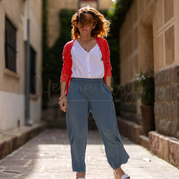 Cárdigan de algodón con textura, manga francesa y escote en pico. Botonadura central con tres botones grandes y sisa caída. POEMS PS1212 SAMOS