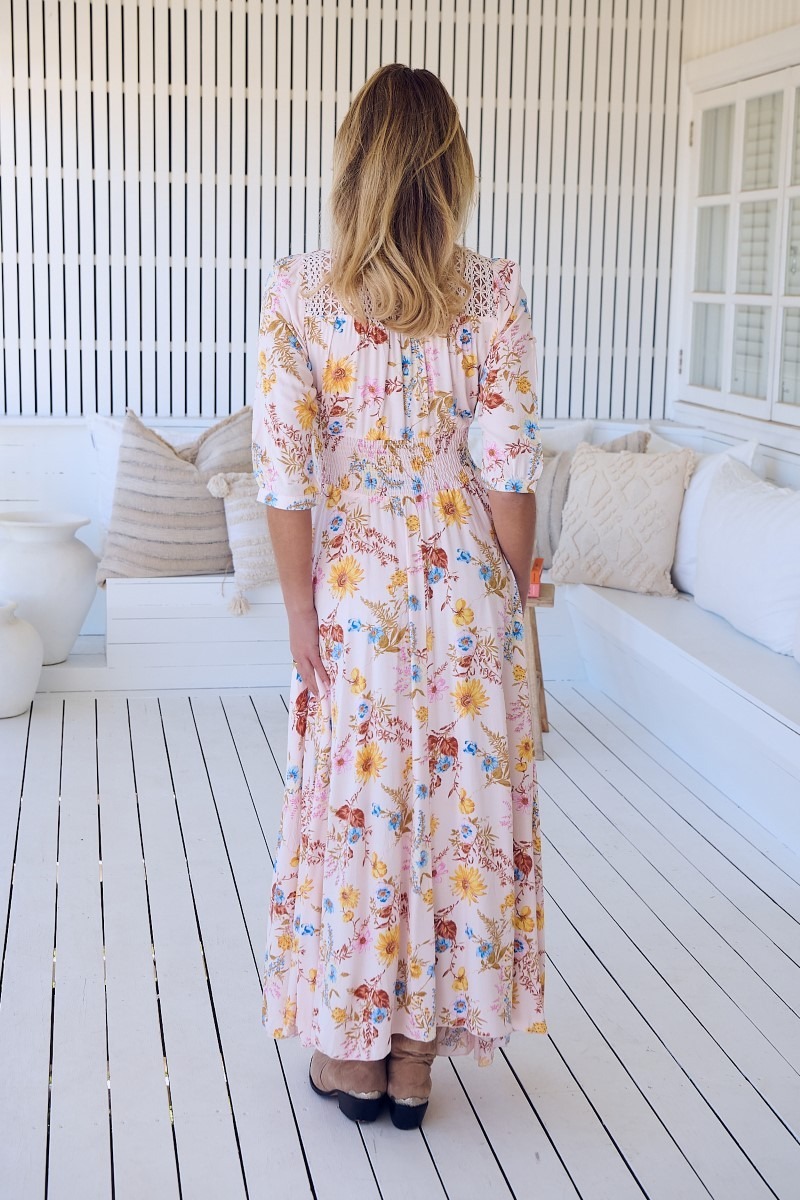 J-1063-1037 Vestido boho Spring Serenade Indiana con estampado floral en tonos pastel, un clásico de los vestidos Jaase. .