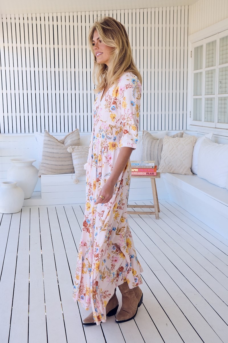 J-1063-1037 Vestido boho Spring Serenade Indiana con estampado floral en tonos pastel, un clásico de los vestidos Jaase. .