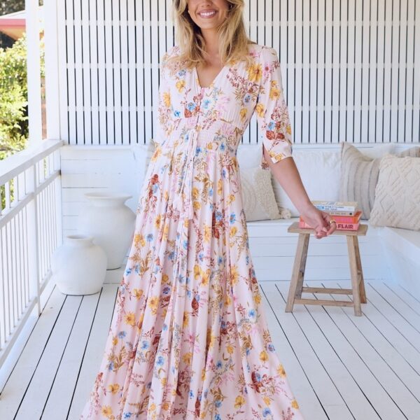 J-1063-1037 Vestido boho Spring Serenade Indiana con estampado floral en tonos pastel, un clásico de los vestidos Jaase. .
