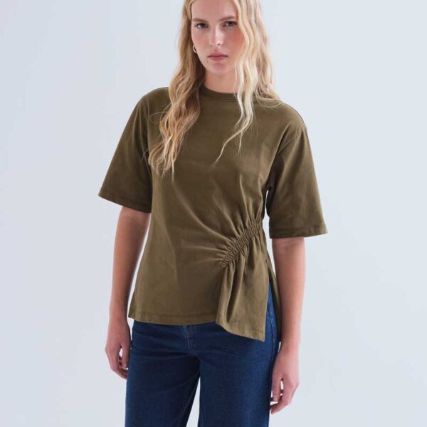 Camiseta_manga_corta_marrón_fruncido_lateral_Compañía_Fantástica_63C11006
