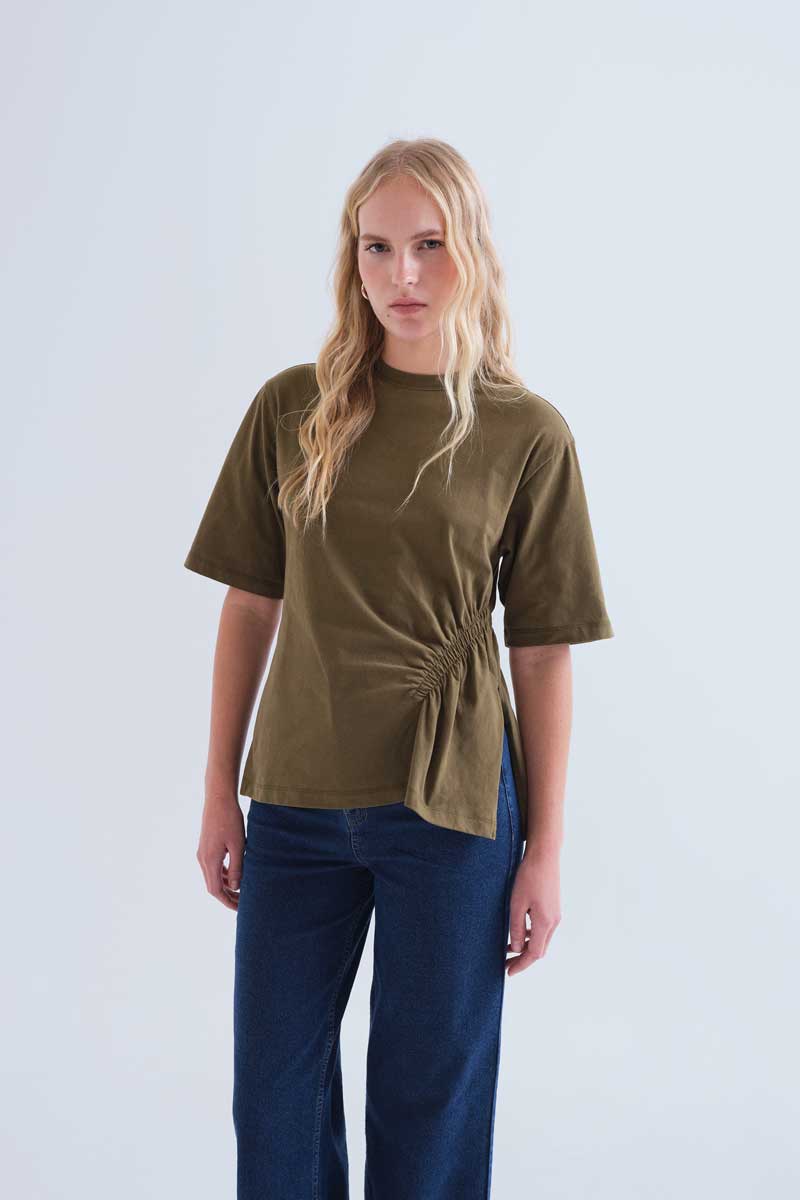 Camiseta_manga_corta_marrón_fruncido_lateral_Compañía_Fantástica_63C11006