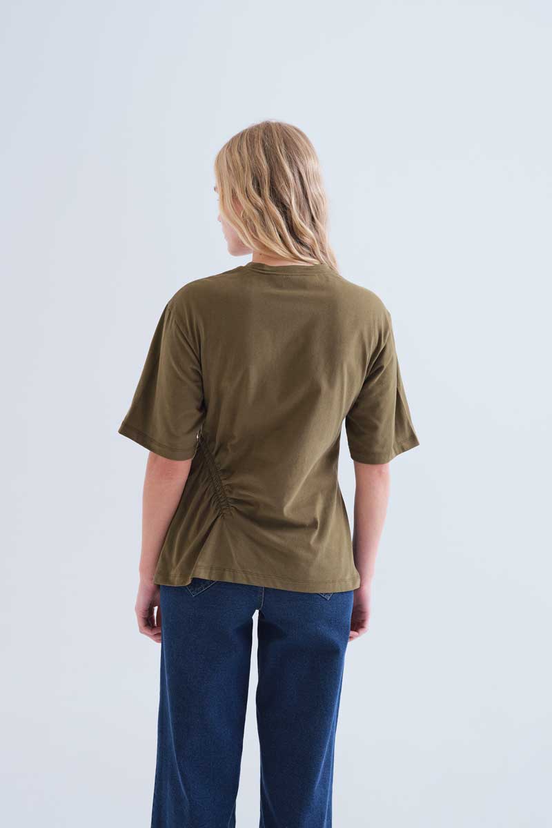 Camiseta_manga_corta_marrón_fruncido_lateral_Compañía_Fantástica_63C11006
