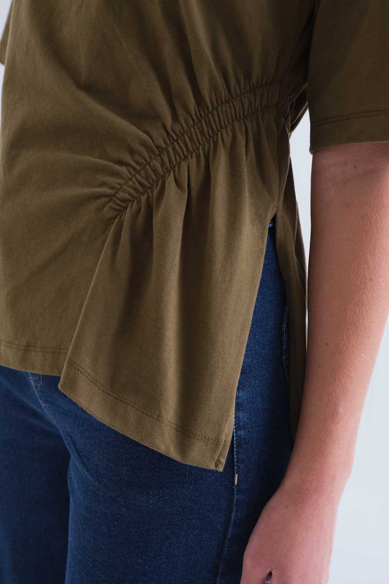 Camiseta_manga_corta_marrón_fruncido_lateral_Compañía_Fantástica_63C11006