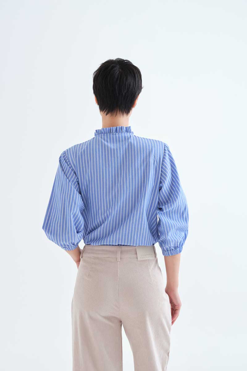 Camisa_rayas_azul_detalle_volantes_Compañía_fantastica_63C11088