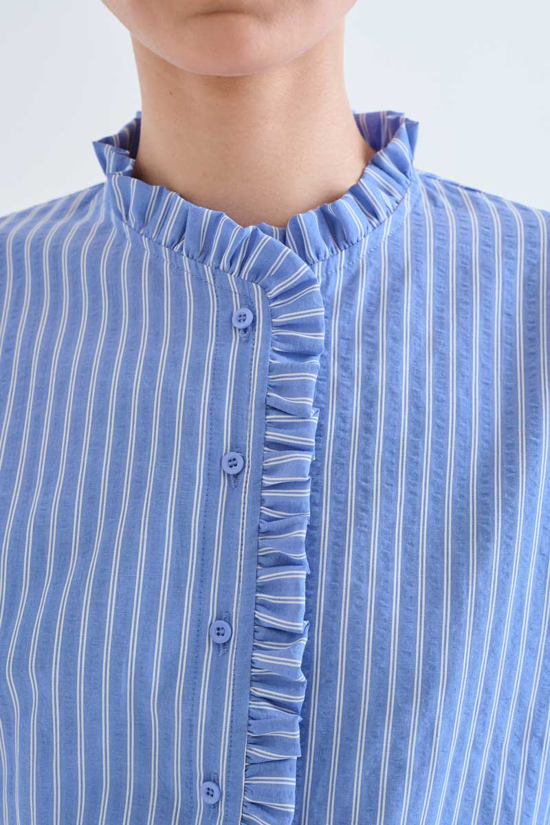 Camisa_rayas_azul_detalle_volantes_Compañía_fantastica_63C11088