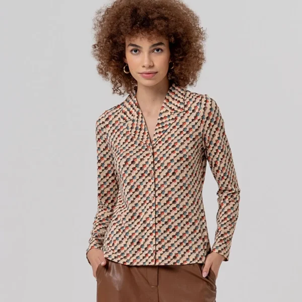 Blusa-cuello-solapa-estampada-crudo-Surkana-556CAVA118