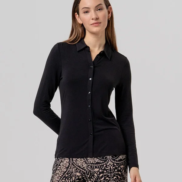 camisa-ajustada-negra-Surkana-556BAUM111